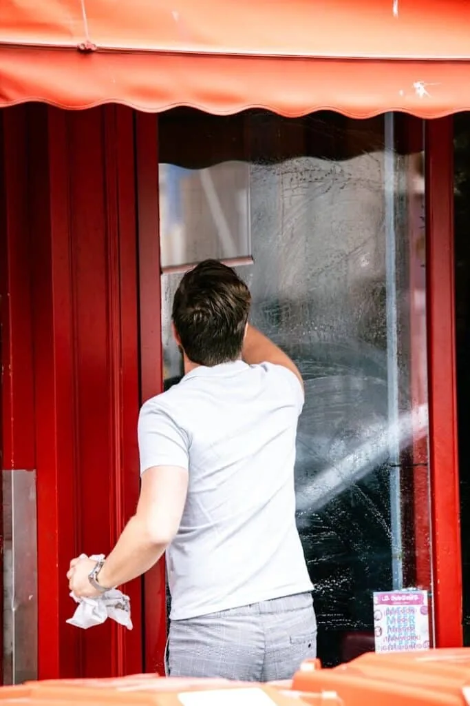 Lavage de vitres et vitrines de commerces à Bordeaux — nettoyage professionnel sans traces